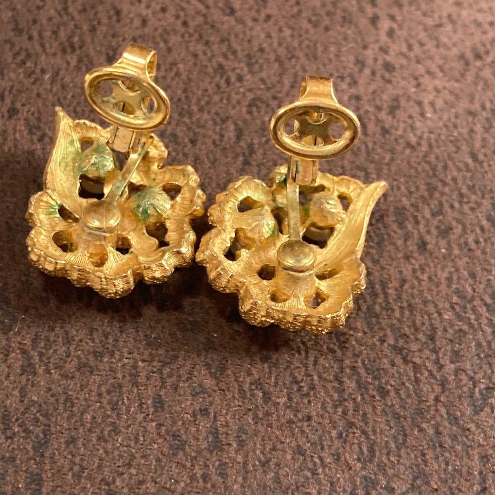 Gold-Tone Vintage Trifari clip-on earrings - Picture 4 of 6